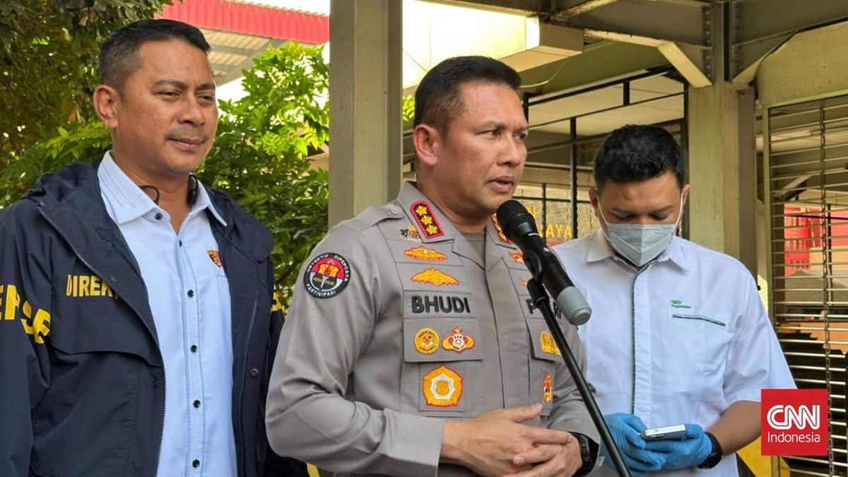 Pengemudi Pikap Ditangkap Usai Tabrak Gerbang DPR Saat Aksi Demonstrasi