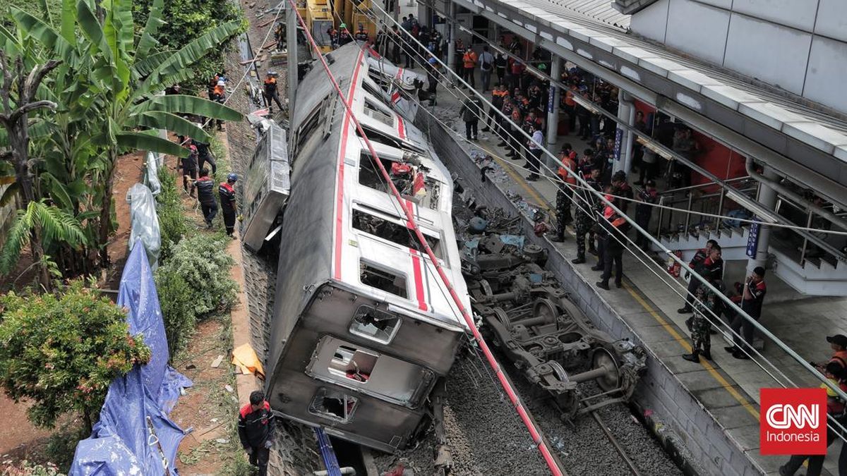 Polisi Selidiki Kecelakaan Taksi dengan KRL, KNKT Tangani Kasus Kereta