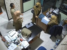 Kejadian Tragis: Wanita di Gresik Tertipu Masuk Kerja Menggunakan Seragam ASN