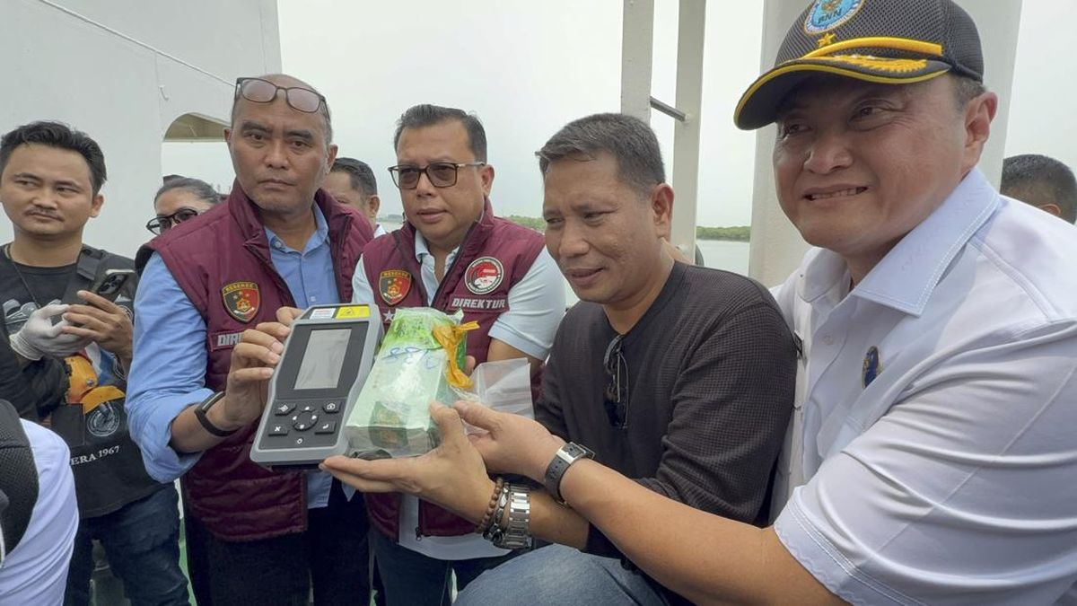 ---
Polisi dan BNN Amankan Kapal Pembawa 1 Ton Ketamine di Belawan

---
