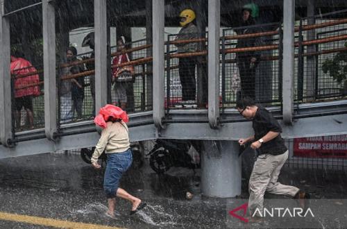 Prakiraan Cuaca Jakarta Rabu: Hujan Ringan Diprediksi Sore Hingga Malam