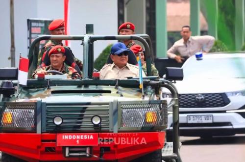 Presiden Prabowo Resmikan Penutupan Kursus Peperangan Kompleks di Pusdiklatpassus