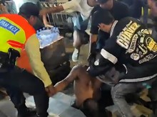 ---
Pria Dianiaya di Bogor Setelah Menghancurkan Gitar Pengamen Karena Tak Diberi Uang

---