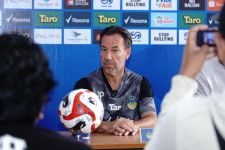 ---
Van Gastel Berkelakar Siap Turunkan 12 Pemain Saat Hadapi Persija Jakarta  
---