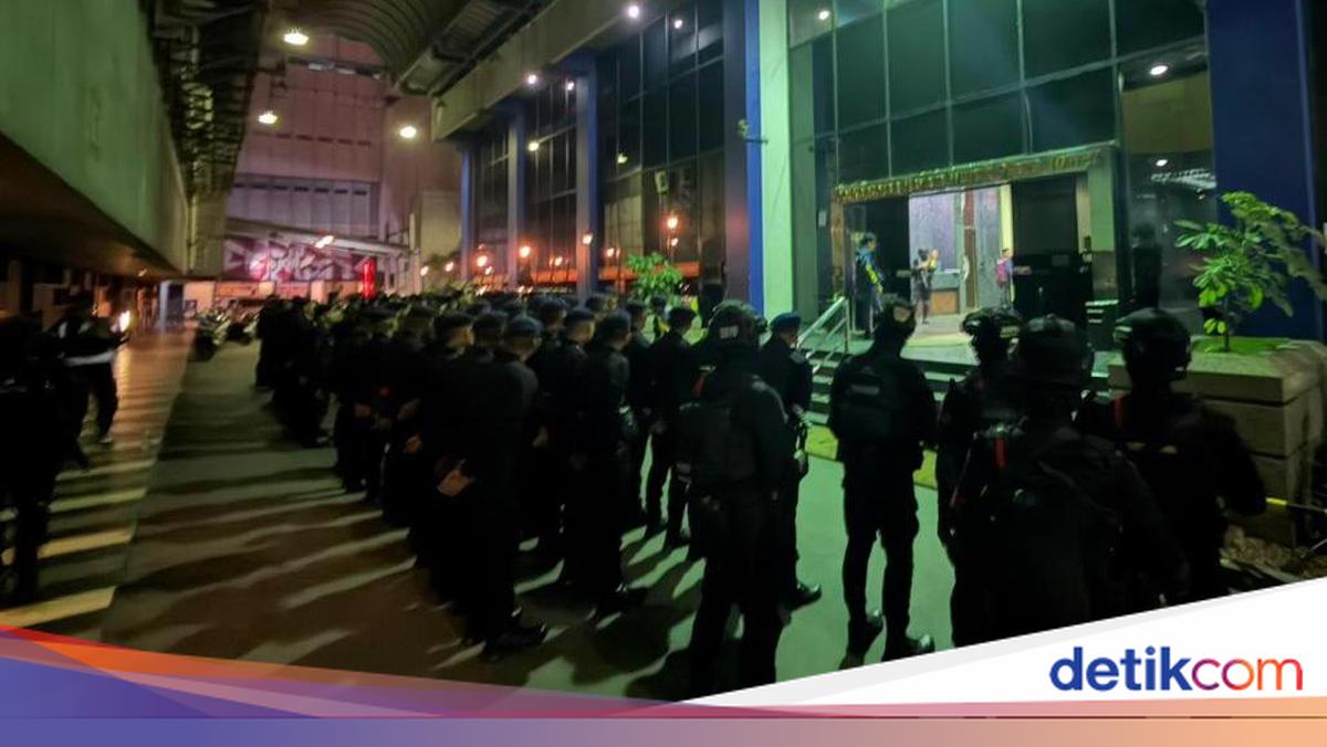 ---
Kawasan Hayam Wuruk Jakarta Diperketat dengan Penjagaan Brimob, Ada Apa Sebenarnya?

---