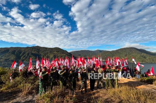 Ribuan Warga Paniai Rayakan HUT RI dengan Pengibaran Bendera di Bukit Gobairo