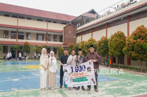 Merayakan 16 Tahun Berkarya, Rene Turos Bagikan 1.600 Buku Secara Gratis