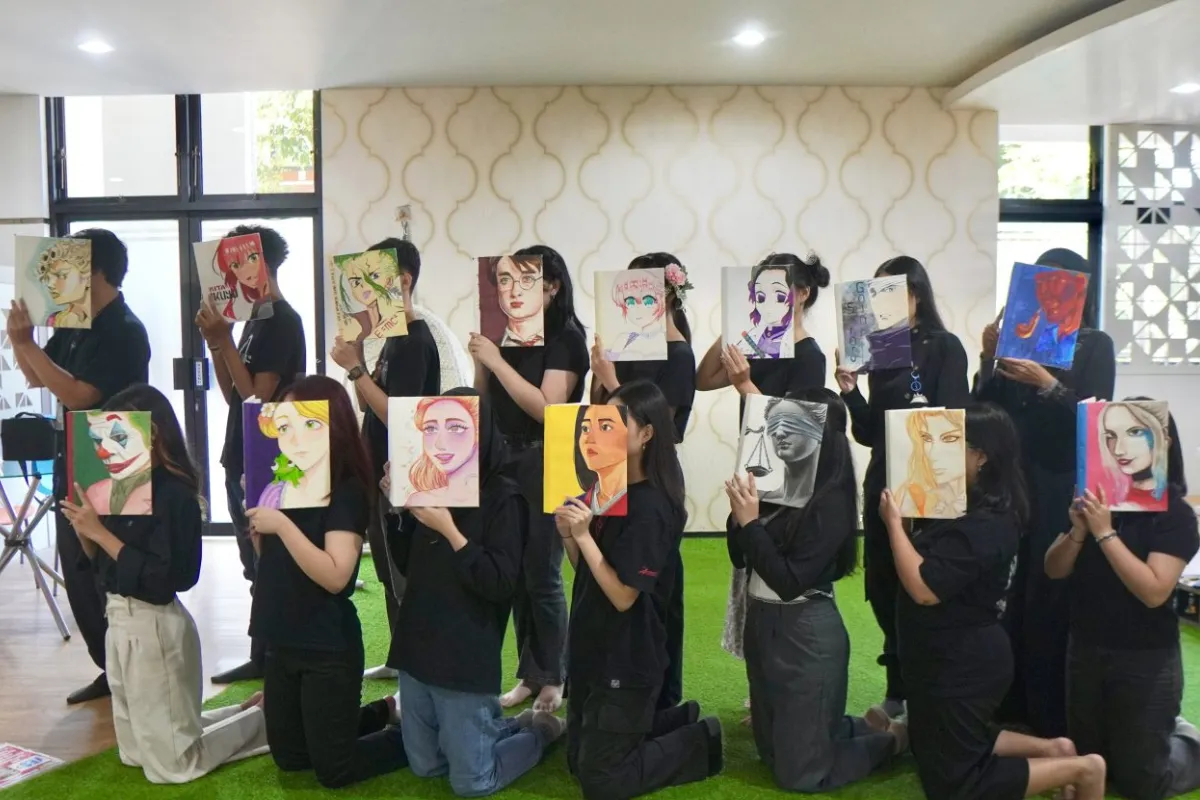 Mahasiswa DKV Ubaya Kreasikan Lukisan Karakter Ikonik dari Sampul Buku Bekas dalam Perayaan Hari Buku Nasional