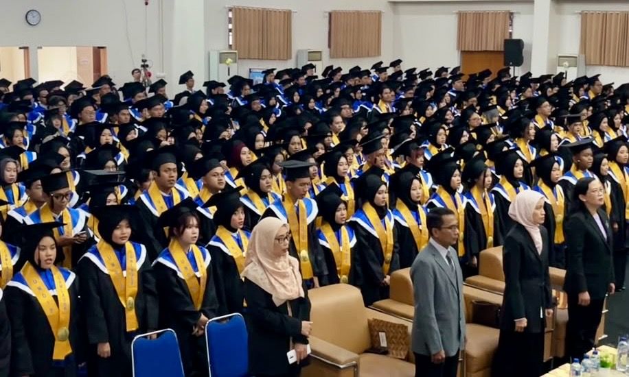 Wisuda Berkesan! 425 Lulusan FIB UNDIP Dinyatakan Lulus dengan Beragam Kejutan Emosional
