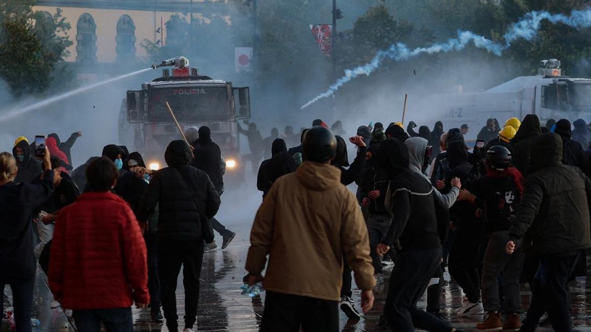 Ribuan Warga Albania Turun ke Jalan Tuntut Perubahan di Tengah Krisis Ekonomi