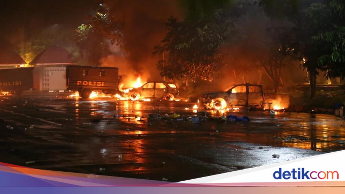 ---
Kekacauan Pasca Pertandingan Persipura dan Adhyaksa FC, 25 Kendaraan Terbakar

---