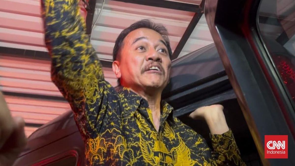 Roy Suryo Teriakkan Semangat Saat Dihantar ke Kejaksaan