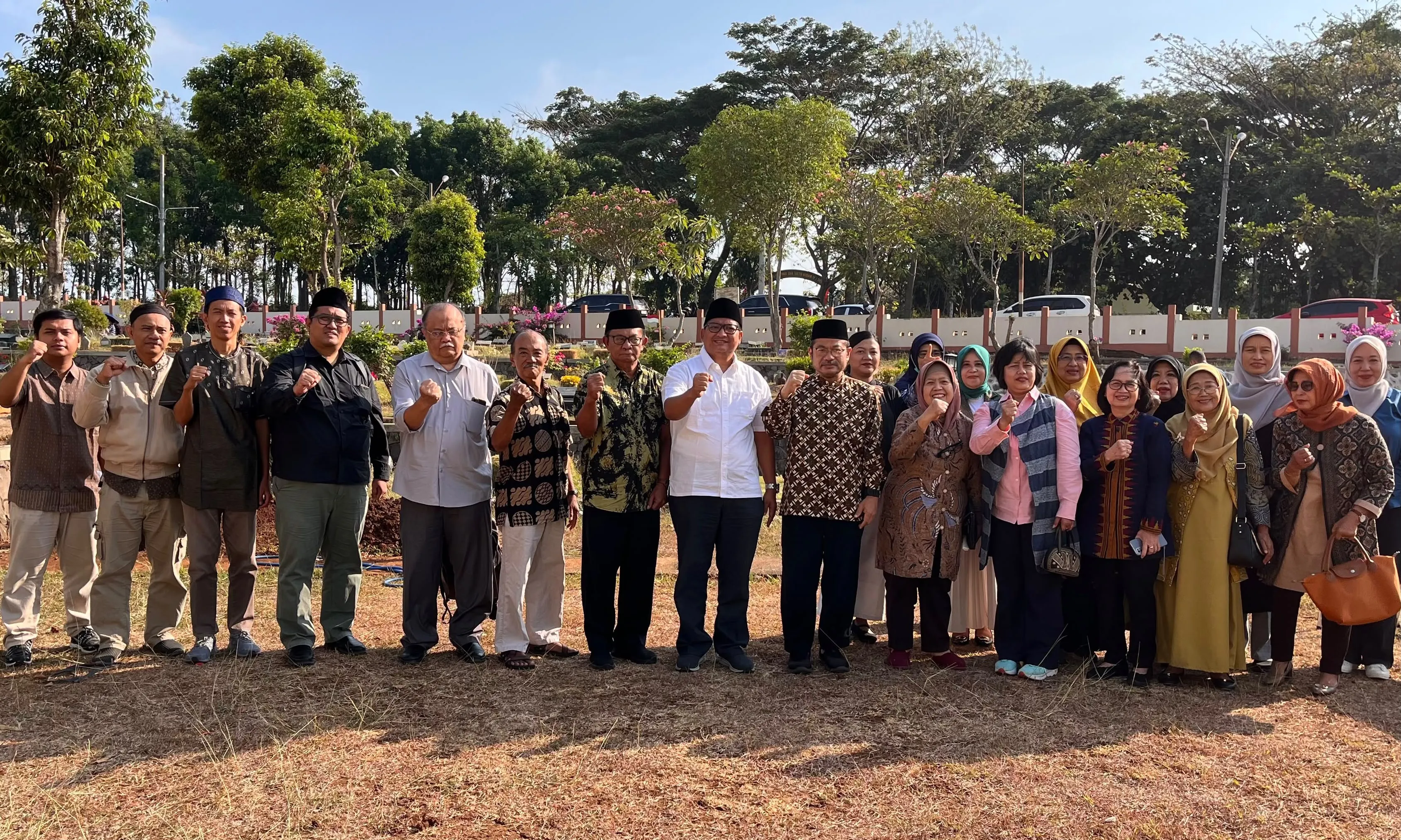 Memperingati Ulang Tahun ke-61, Keluarga Besar FIB Undip Melakukan Ziarah dan Tabur Bunga di Makam Pendahulu