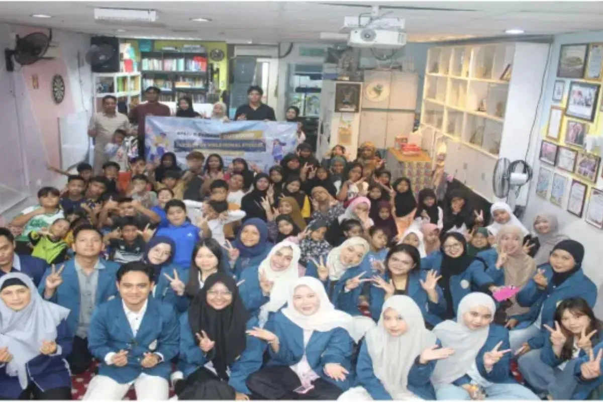 Mahasiswa Vokasi UNAIR Perkenalkan Budaya Nusantara kepada Anak-Anak Indonesia di Malaysia