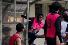 ---
Pelatih Persija Ingatkan Pemain Terkait Insiden Kekerasan di EPA U-20

---