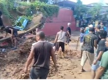 ---
Talud Pemakaman Umum Ambon Roboh Akibat Longsor, Sepuluh Kerangka Terpencar

---