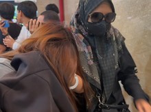 Istri dan Dua Anak Ko Erwin Tiba di Bareskrim dengan Tangan Diborgol