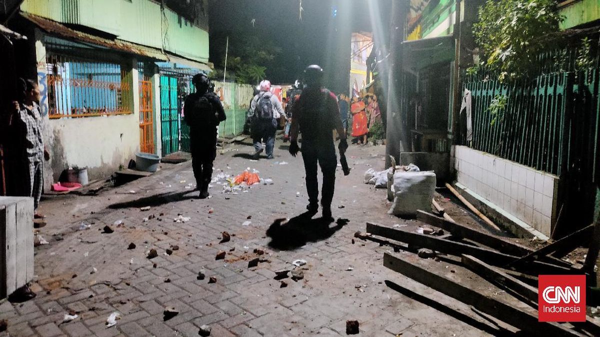 ---
Kekacauan di Makassar: Seorang Pemuda Tewas Diduga Tembak, Motor Polisi Dibakar

---