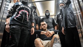 'Dokter' Bandar Jaringan Narkoba Koh Erwin Tiba di Markas Polri Menggunakan Kursi Roda