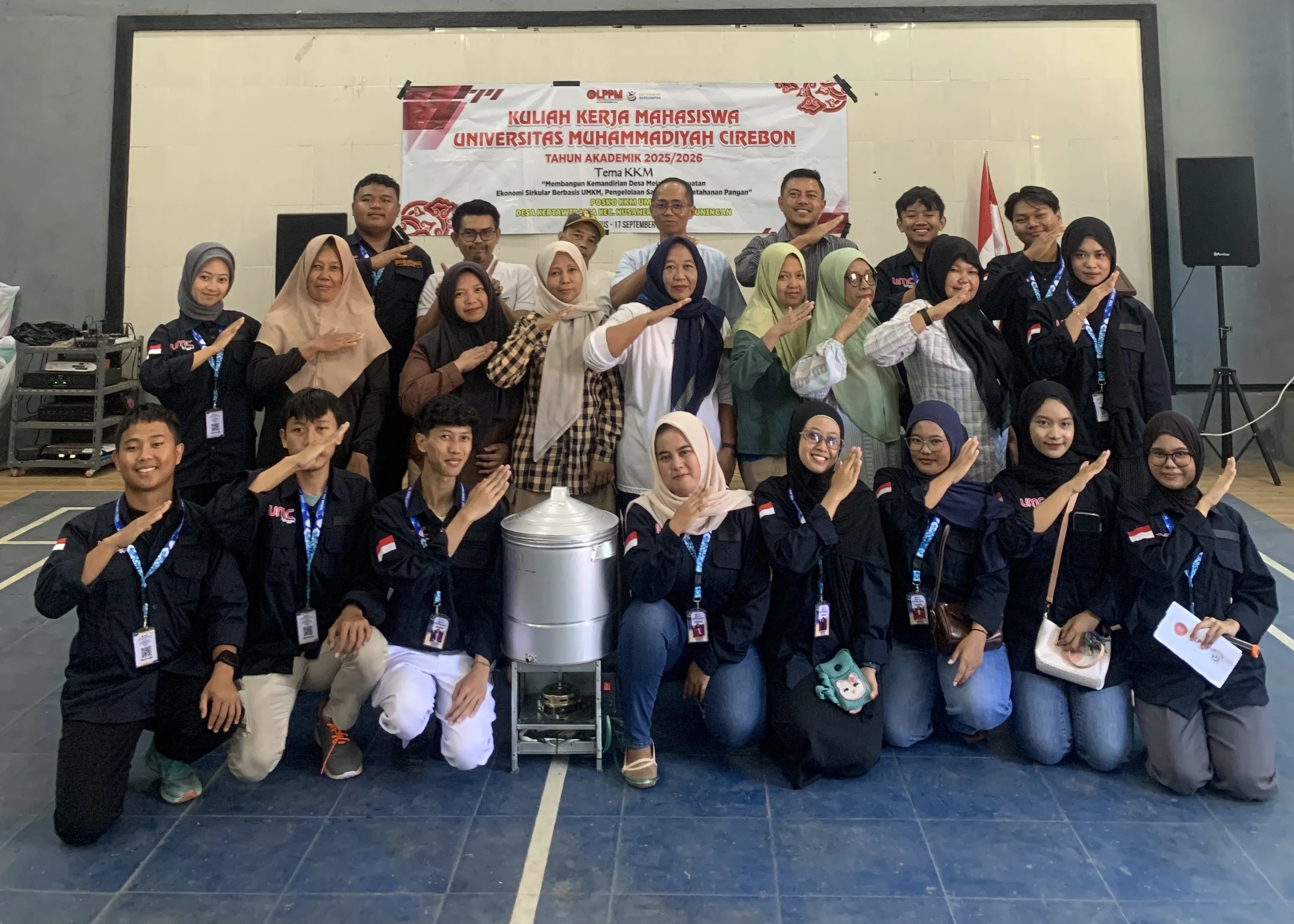 Meningkatkan Kualitas Pangan, KKM 52 UMC Perkenalkan Alat Peniris Minyak di Desa Kertawirama