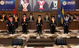 Universitas Airlangga Resmi Kukuhkan Lima Guru Besar, Rektor Soroti Pentingnya Ilmu di Era Digital