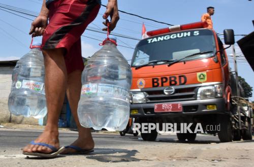 Pemkab Bekasi Salurkan Air Bersih untuk Atasi Kekeringan