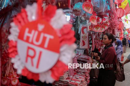 Kawasan Monas Dipenuhi Warga Menyambut Kirab HUT ke-81 RI